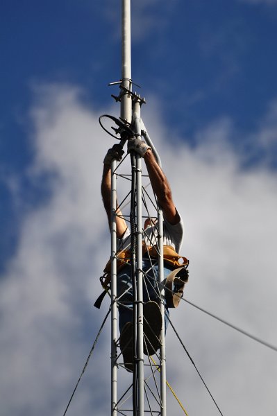 Bob-K4NBC Detaching Old Antenna 01.jpg